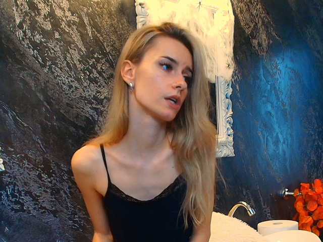 RoxanneJoy live cam on BongaCams