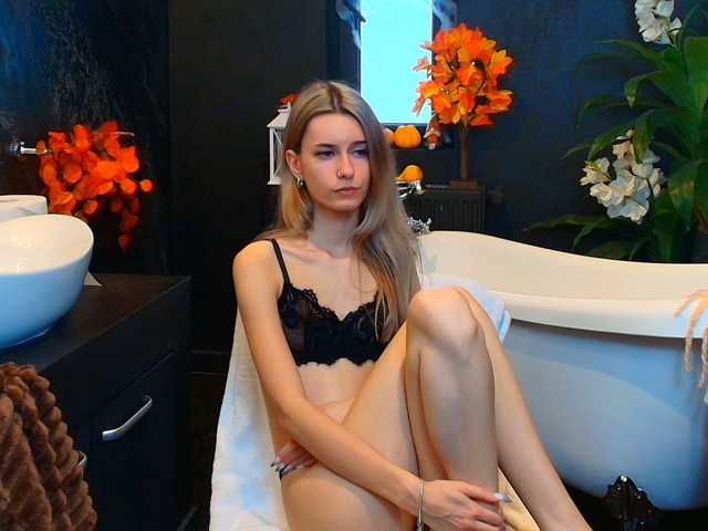 RoxanneJoy live cam on BongaCams