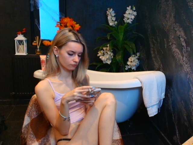 RoxanneJoy live cam on BongaCams