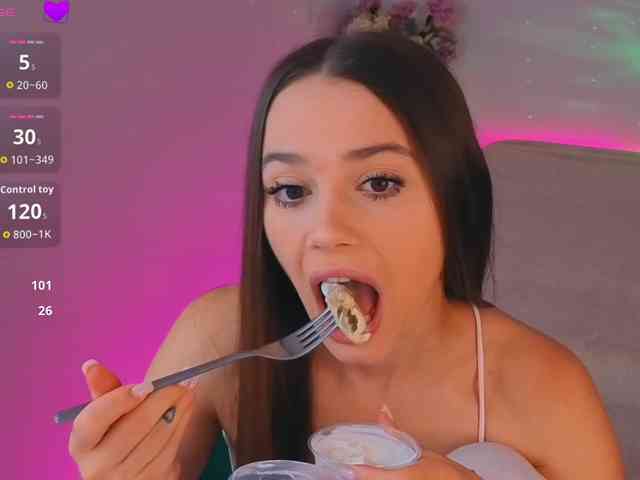Model ini sedang live sekarang. MaybeBabeTV