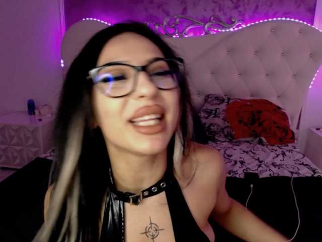RavenFoxy, live now on BongaCams