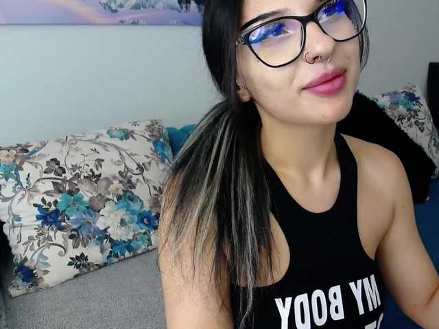 RavenFoxy live webcam show