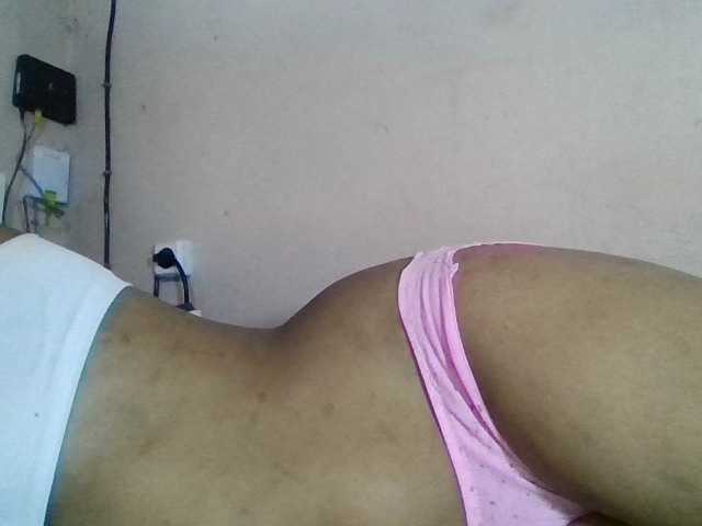 le modèle Rosah est en webcam porno dans un show sur le site bongacams, il possède les tags suivants: Ebony,Brunette,Trimmed