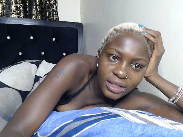 le modèle Queenbee25 est en webcam porno dans un show sur le site bongacams, il possède les tags suivants: Ebony,Blonde,Trimmed
