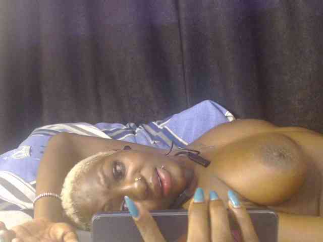 Queenbee25 webcam