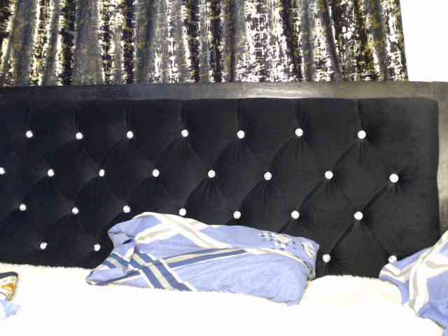 Queenbee25 webcam