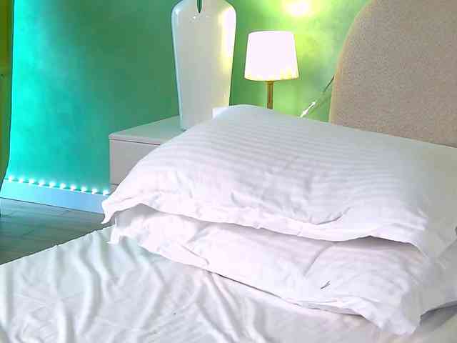EllaAziana webcam