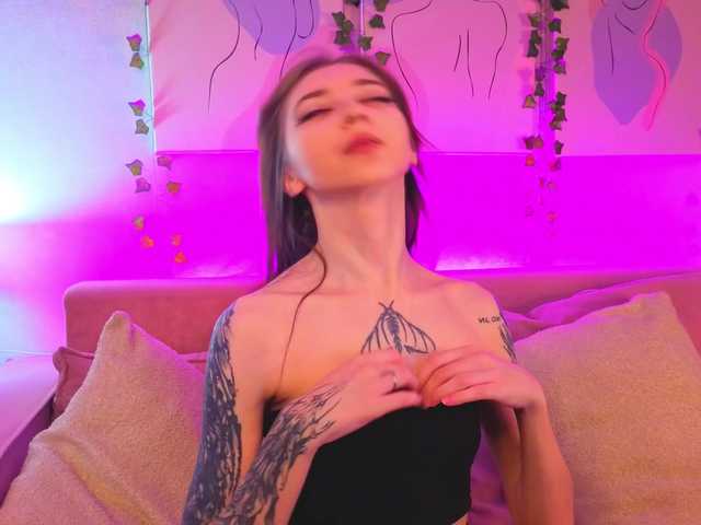 Ellen-Hops live webcam show