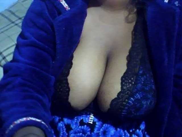 le modèle Carennehot2 est en webcam porno dans un show sur le site bongacams, il possède les tags suivants: Ebony,Brunette,Shaved