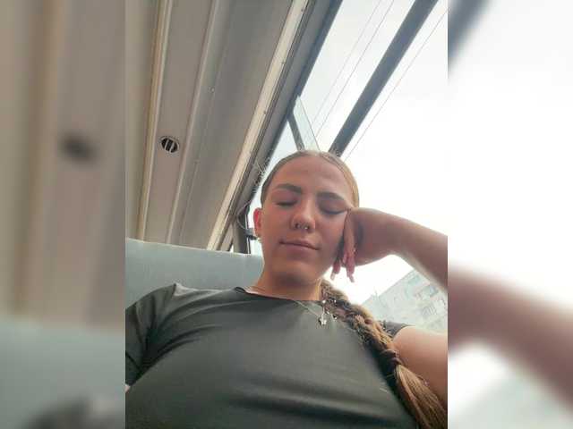 KiraRustle live cam