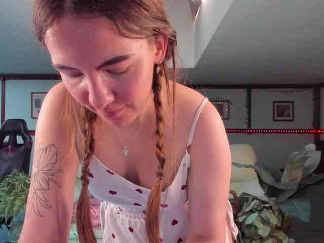 KiraRustle webcam