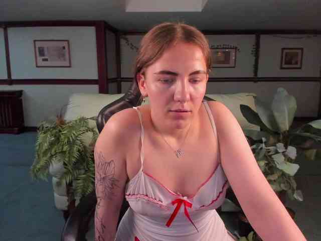 KiraRustle webcam