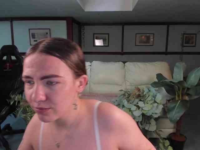 KiraRustle webcam