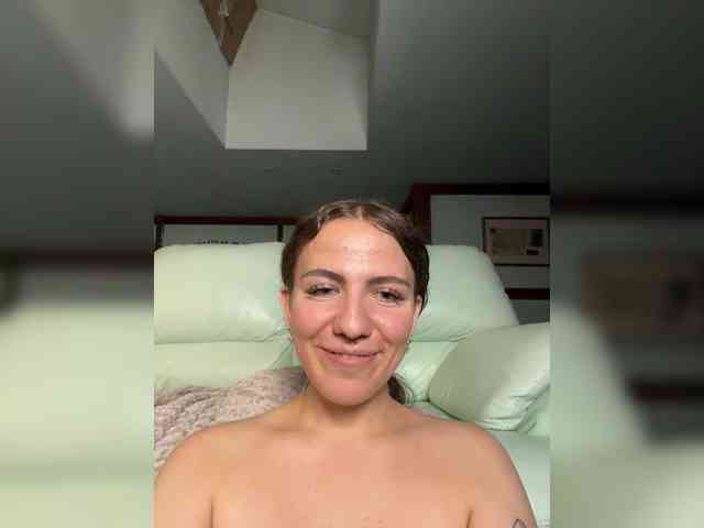 KiraRustle webcam