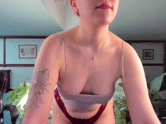 KiraRustle webcam