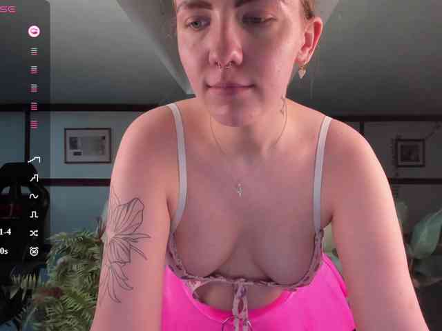 KiraRustle webcam