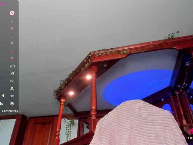 KiraRustle webcam