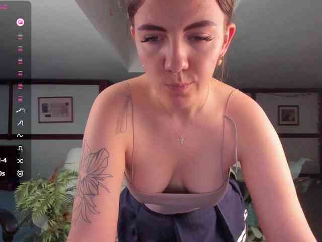 KiraRustle webcam