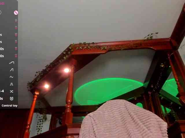 KiraRustle webcam
