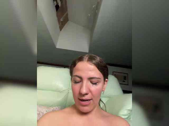 KiraRustle webcam