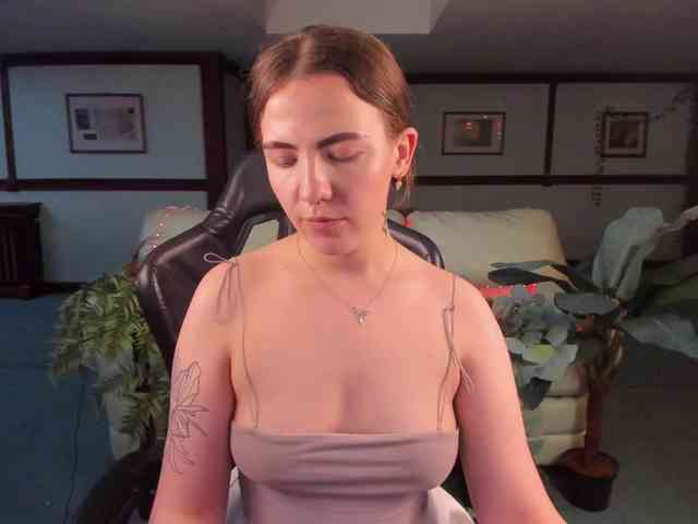 KiraRustle webcam