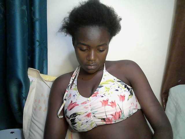 le modèle Sexy-alia est en webcam porno dans un show sur le site bongacams, il possède les tags suivants: Ebony,Blonde,Trimmed