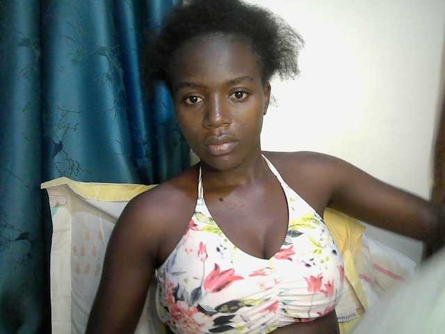 le modèle Sexy-alia est en webcam porno dans un show sur le site bongacams, il possède les tags suivants: Ebony,Blonde,Trimmed