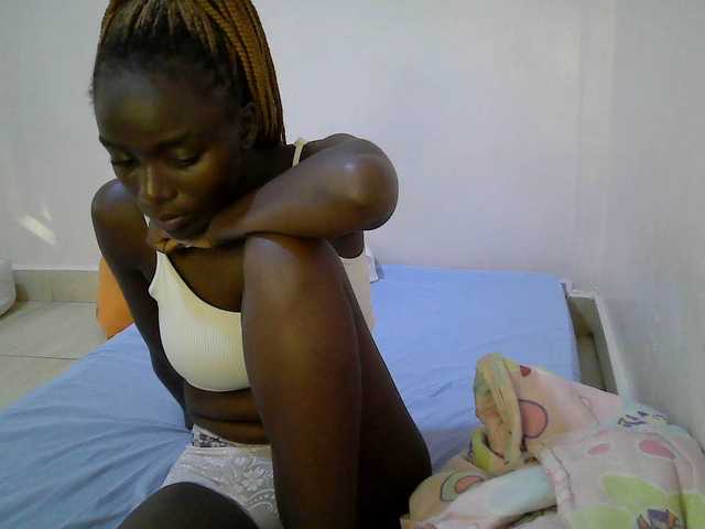 le modèle Sexy-alia est en webcam porno dans un show sur le site bongacams, il possède les tags suivants: Ebony,Redhead,Trimmed