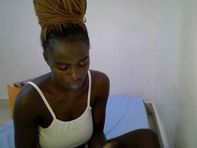 le modèle Sexy-alia est en webcam porno dans un show sur le site bongacams, il possède les tags suivants: Ebony,Redhead,Trimmed
