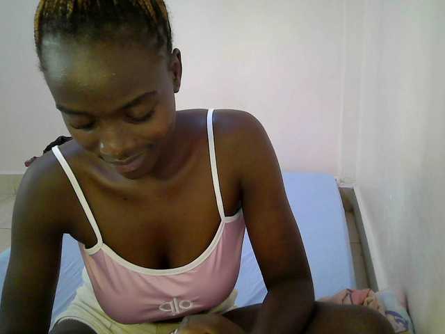 le modèle Sexy-alia est en webcam porno dans un show sur le site bongacams, il possède les tags suivants: Ebony,Redhead,Trimmed
