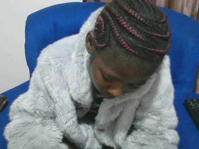 Petitelv live cam on BongaCams