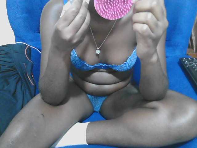 Petitelv live cam on BongaCams