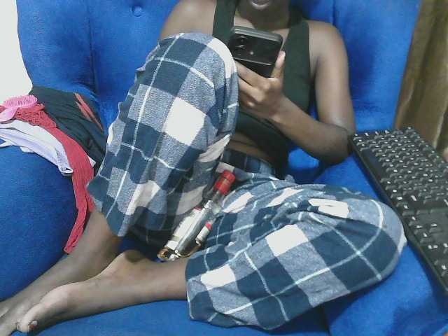 Petitelv live cam on BongaCams