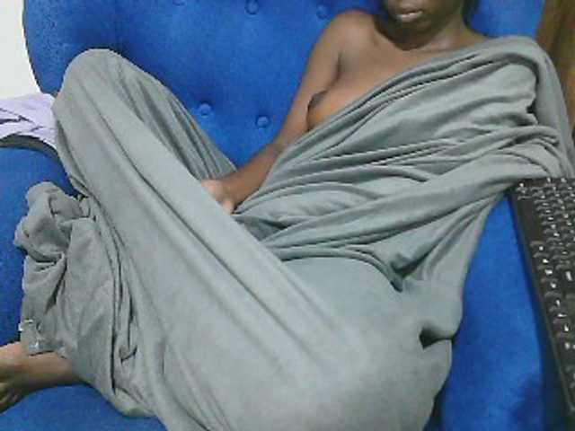 Petitelv live cam on BongaCams