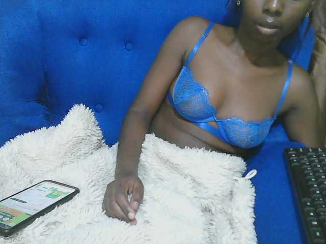 Petitelv live cam on BongaCams