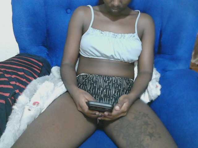 Petitelv live cam on BongaCams