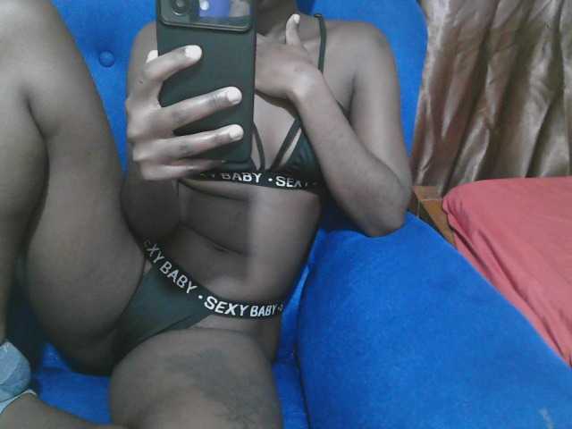 Petitelv live cam on BongaCams