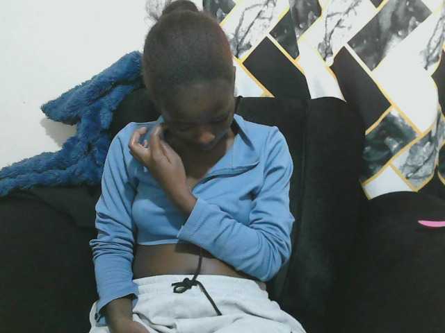Petitelv live cam on BongaCams