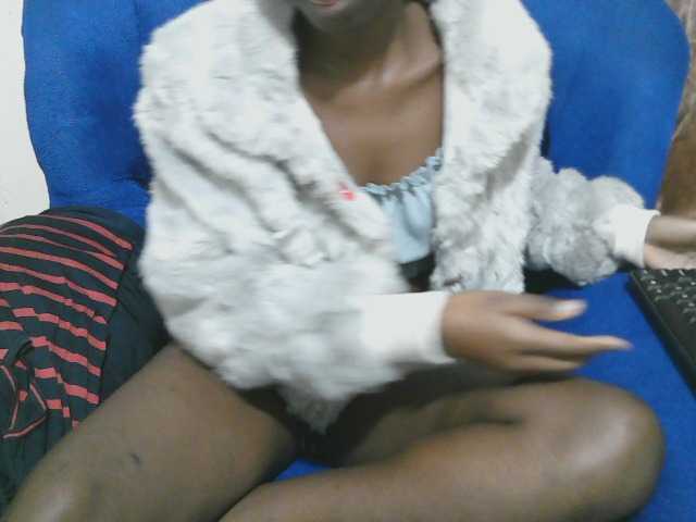 Petitelv live cam on BongaCams