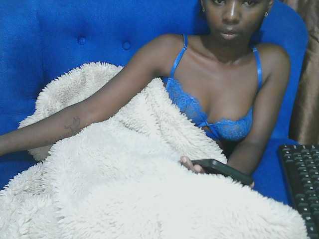 Petitelv live cam on BongaCams
