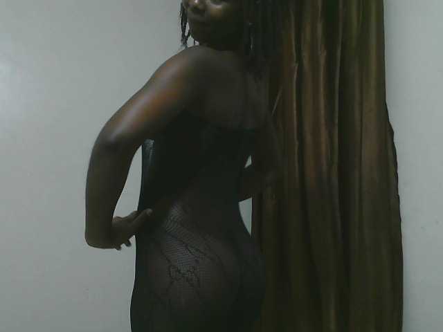 Petitelv live cam on BongaCams