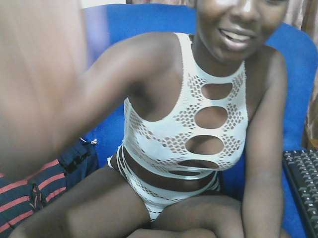 Petitelv live cam on BongaCams