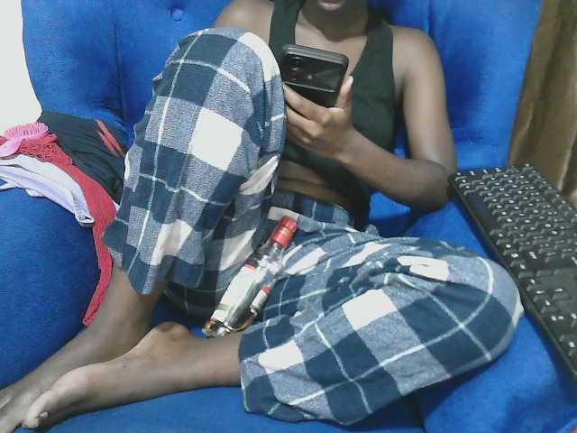 Petitelv live cam on BongaCams
