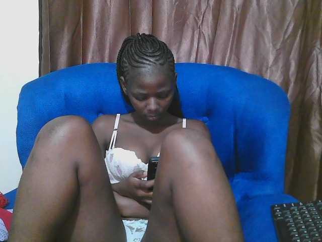 Petitelv live cam on BongaCams