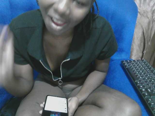 Petitelv live cam on BongaCams