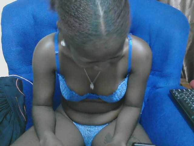 Petitelv live cam on BongaCams