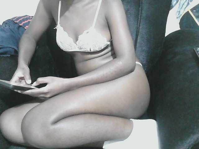 Petitelv live cam on BongaCams