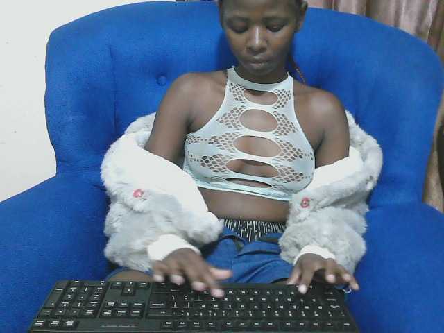 Petitelv live cam on BongaCams