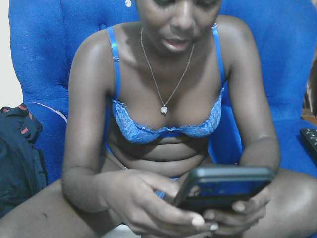 Petitelv live cam on BongaCams