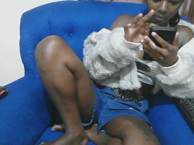 Petitelv live cam on BongaCams